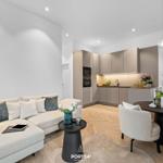 Wohnbereich mit Sofa, Esstisch und moderner Küche.