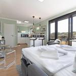 Schlafzimmer mit Blick auf die Berge und integrierte Küche.