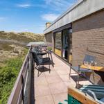 Terrasse mit Tisch, Stühlen und Blick auf Dünen