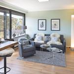 Wohn- und Essbereich mit Blick auf die Landschaft.