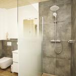 Badezimmer mit Dusche, WC und Fenster. Graue Fliesen und Holzdecke.