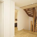 Haus mit Holztreppe und Schlafzimmer im Hintergrund.