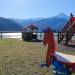 Kinder-Spielplatz mit Blick auf See und Berge.