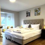 Schlafzimmer mit Bett, Nachttisch und Wandbildern
