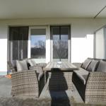 Terrasse mit Sitzgruppe und Tisch unter Dach