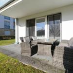 Terrasse mit Sitzgruppe und Tisch unter Dach