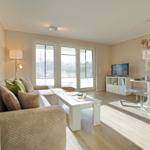 Wohn- und Essbereich mit Sofa, TV und Essplatz.