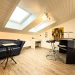 Dachgeschosswohnung mit Sofa, Bar und Schiebedach