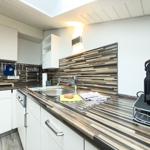 Küche mit Holzoptik Arbeitsplatte, Spüle und Kaffeemaschine