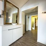 Eingangsbereich mit Spiegelschrank und Holzboden