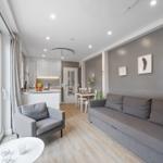 Wohn- und Essbereich mit Sofa, Sessel und Küchenzeile.