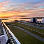 Balkon mit Blick auf Hafen und Sonnenuntergang