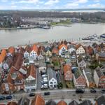 Stadtansicht mit Häusern am Wasser und Hafenbecken