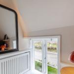 Raum mit Spiegel, Fenster und roter Lampe