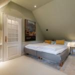 Schlafzimmer mit Doppelbett, Wandbild und Nachttisch
