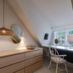 Schlafzimmer mit Schrank, Stuhl und Fenster