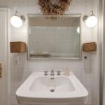 Badezimmer mit Waschbecken, Spiegel und Dusche