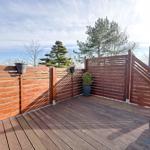 Holzterrasse mit Sichtschutzzaun und Pflanzen