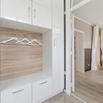 Schlafzimmer mit Kleiderschrank und Blick ins Esszimmer.