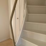 Auch unter der Treppe zum Obergeschoss bietet ein neuer Einbauschrank viel Platz.