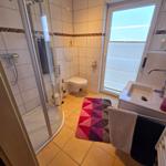 Helles Badezimmer mit Dusche und funktionaler Ausstattung.
