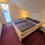 Gemütliches Schlafzimmer mit Doppelbett für erholsame Urlaubsnächte.