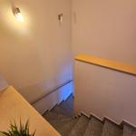 Treppenaufgang zum Obergeschoss der Ferienwohnung mit hellem Wohnambiente.