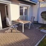 Sonnige Terrasse mit Sitzgelegenheiten für entspannte Stunden im Freien.