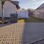 Eigener Parkplatz direkt an der Unterkunft für eine komfortable Anreise.