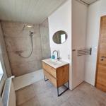 Im Erdgeschoss: neues Badezimmer mit ebenerdiger Dusche und WC