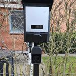 Ladestation für Elektrofahrzeuge im Gartenbereich