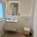 Badezimmer: Waschtisch und WC