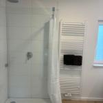 Badezimmer: Walk-In-Dusche  mit Badheizkörper