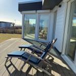 Sonnen-Terrasse mit Deckchairs und Marquise