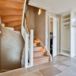 Eingangsbereich mit Treppe, Kleiderschrank und Tür