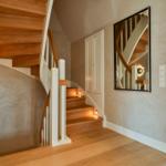 Haus mit Holztreppe, Spiegel und Badezimmer