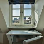 Arbeitsplatz mit Fenster und Blick auf die Landschaft
