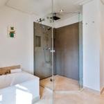 Bad mit Whirlpool und Dusche mit Glaswand