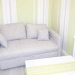 Bequemes Sofa im Wohnzimmer als Aufbettung