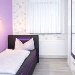 Schlafzimmer mit zusätzlichem Einzelbett