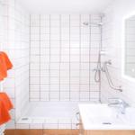 Kleines Badezimmer mit Fenster, Dusche & WC