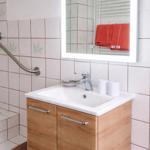 Badezimmer mit LED Spiegel