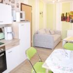 Offenes Wohnzimmer mit Sofa als Aufbettung