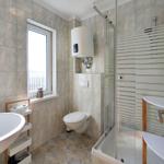Modernes Badezimmer mit Dusche und Fenster in Loddin