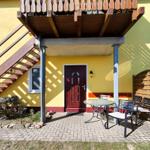Hauseingang und Außenbereich der Ferienwohnung Reimann