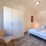 Erstes Schlafzimmer mit komfortablem Doppelbett in Loddin