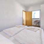 Blick in das helle Hauptschlafzimmer der Ferienwohnung
