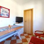 Einladender Wohnbereich mit Esstisch für die ganze Familie in Loddin