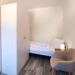 Freundliches zweites Schlafzimmer mit praktischer Aufteilung