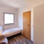 Heller Gästeschlafbereich mit Ausblick in die Natur von Loddin